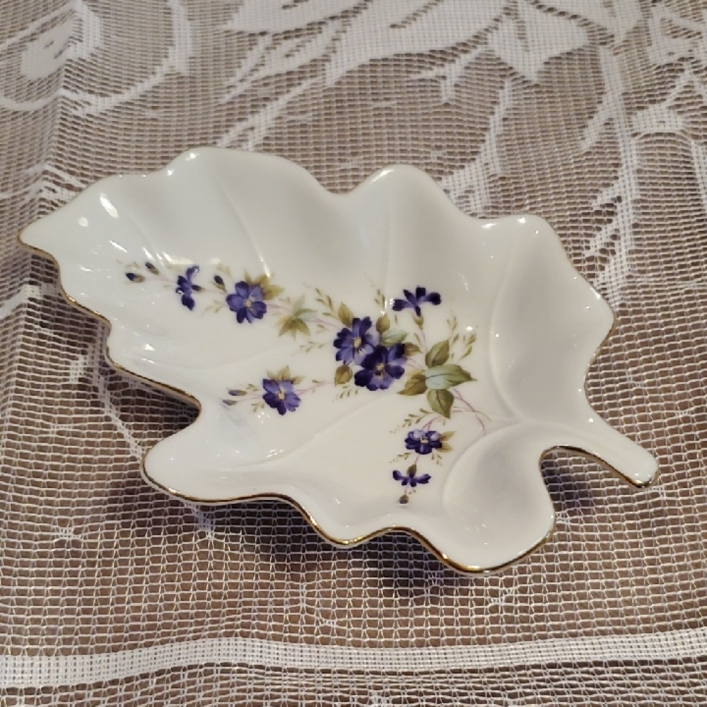 Lefton China Vintage Leaf-shaped Trinket Dish